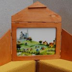 A wooden kamishibai box, which contains illustrated cards ((Photo: Geo1208)