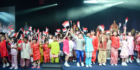 Eighty children take the stage to welcome IFLA delegates to Singapore. They represent the 17,000 youngsters enrolled in a national reading program. Photo by Carlon Walker 