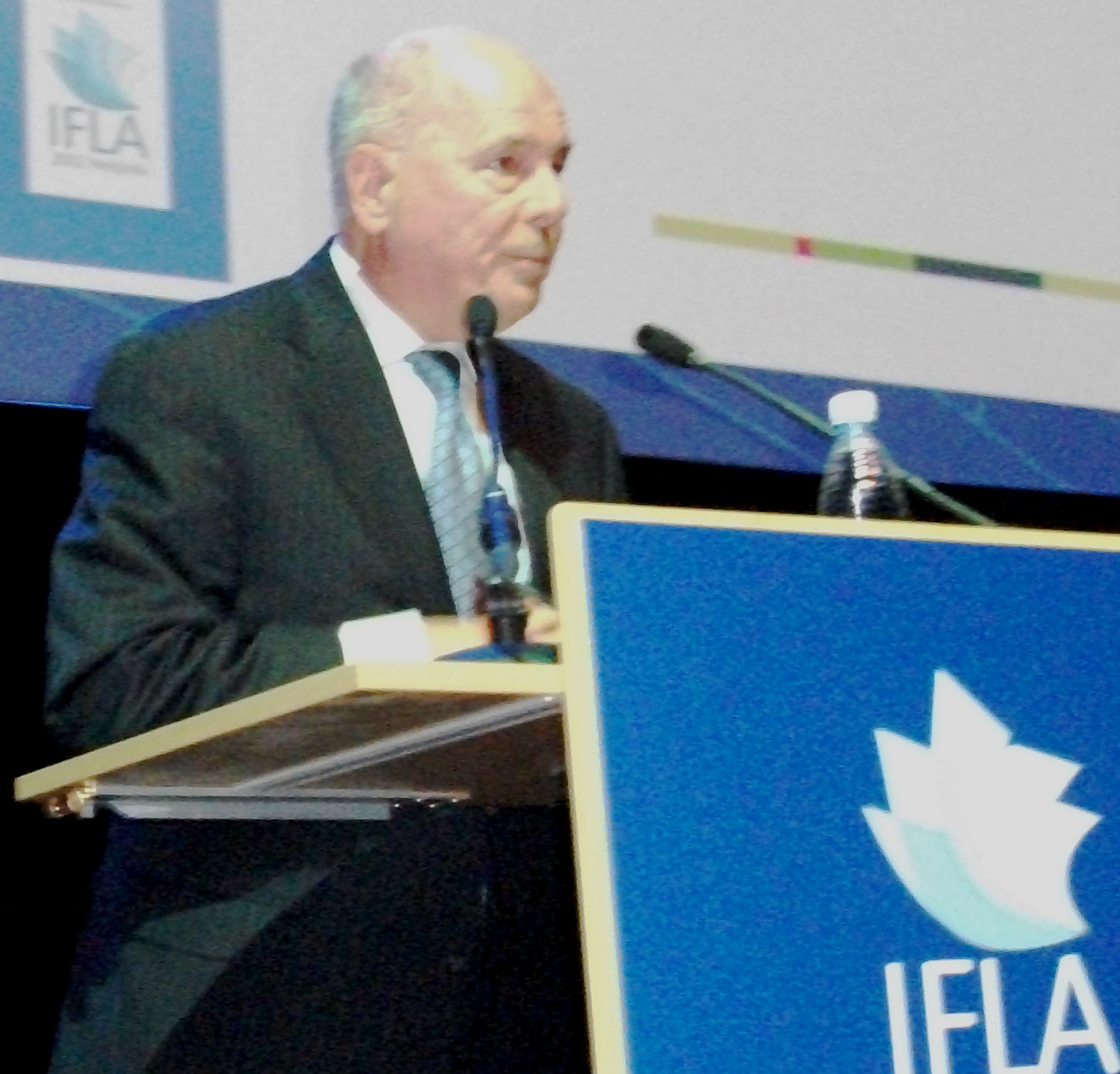Winston Tabb of the United States was made an Honorary Fellow, IFLA’s highest honor.