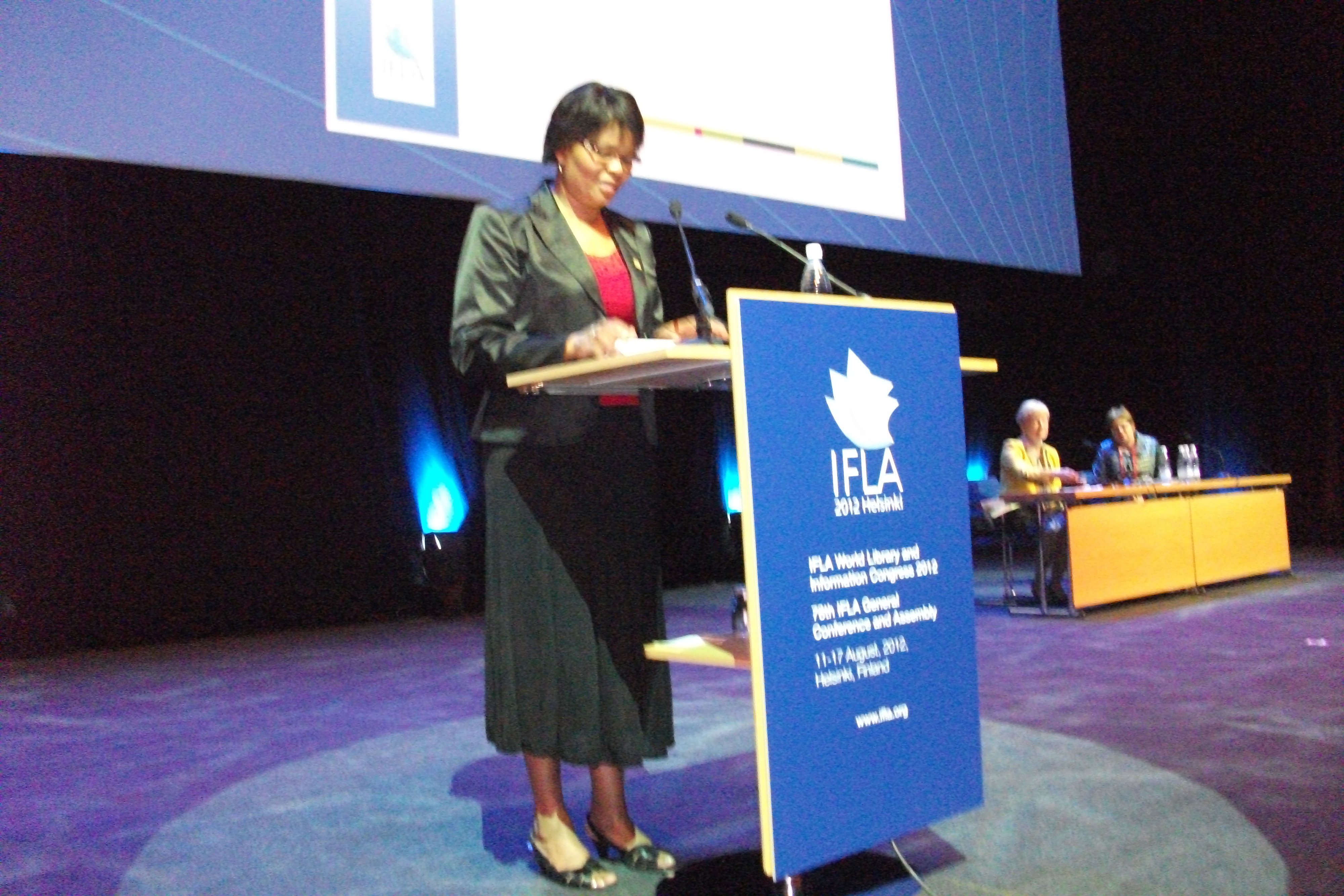 Past IFLA president Ellen Tise of South Africa accepts the prestigious IFLA Honorary Fellow award, the federation’s hightest honor. 
