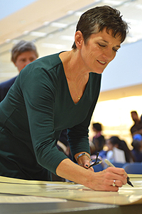 Terri Grief, chair of the AASL National Conference Committee, signs the Declaration to the Right to Libraries. Photo: Keith Johnston