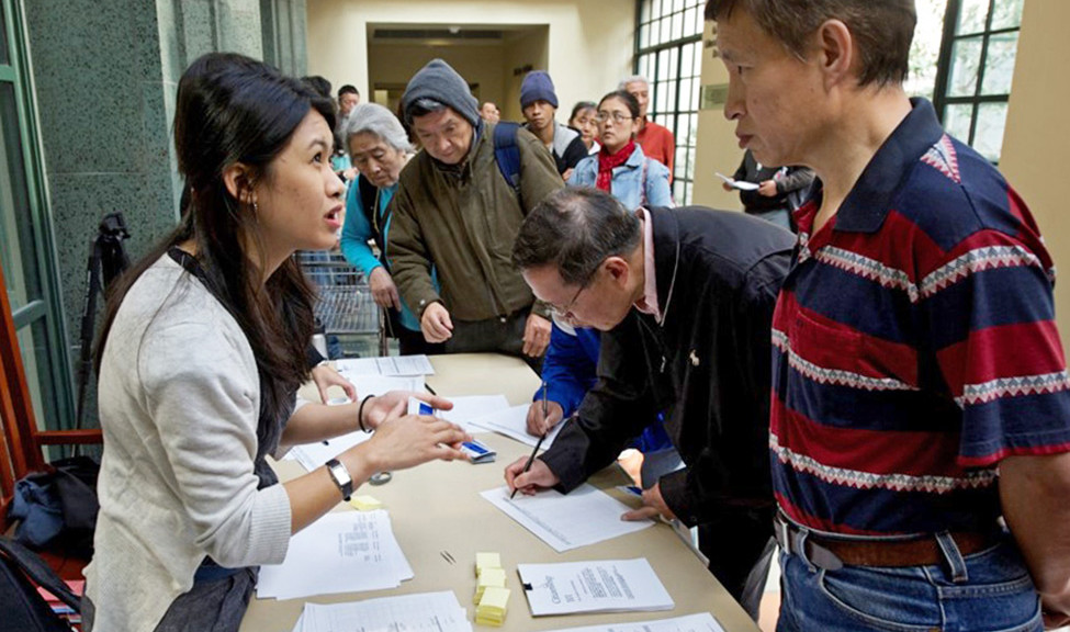 Los Angeles Public Library’s Central branch, partnering with Asian Americans Advancing Justice – Los Angeles, provides free assistance filling out Form N-400, Application for Naturalization. The May 2014 event drew 120 attendees and resulted in 90 applications completed. Photo: Los Angeles Public Library