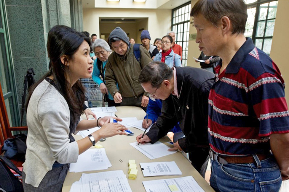 Los Angeles Public Library’s Central branch, partnering with Asian Americans Advancing Justice – Los Angeles, provides free assistance filling out Form N-400, Application for Naturalization. The May 2014 event drew 120 attendees and resulted in 90 applications completed. Photo: Los Angeles Public Library