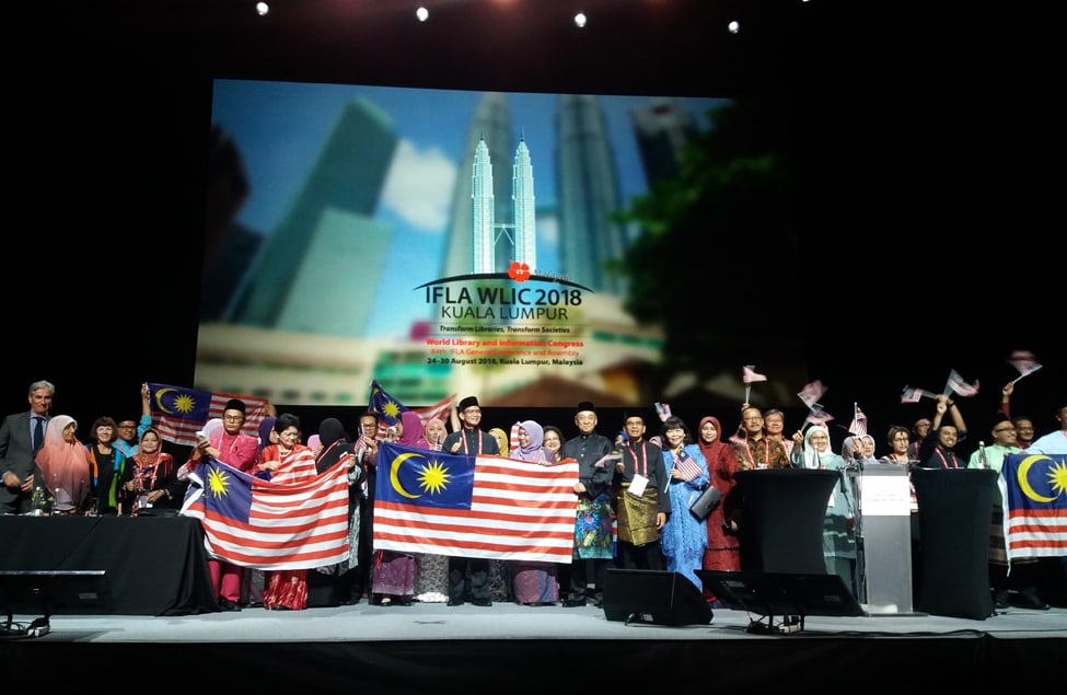 The Malaysia delegation, who will host the World Library and Information Congress next year in Kuala Lumpur, takes the stage at the Closing Session.