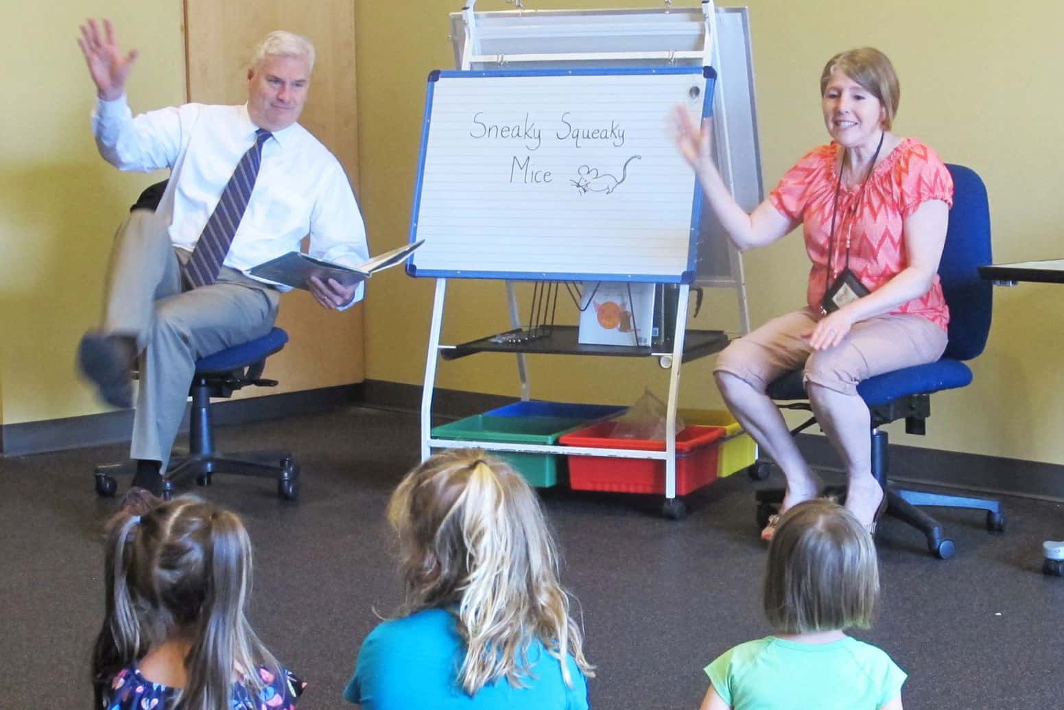 Rep. Tom Emmer (R-Minn., left) reads to a group of children at Great River Regional Library in St. Cloud with LuAnne Chandler, patron services associate. Photo: Abby Faulkner