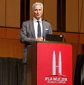 IFLA Secretary General Gerald Leitner welcomes first-time IFLA delegates at the Newcomers session.