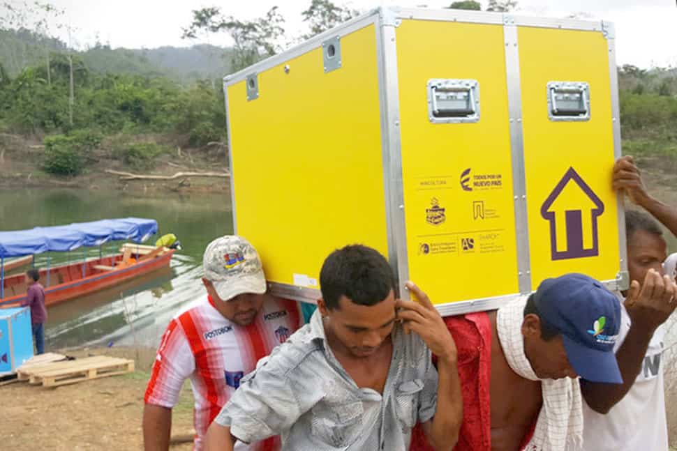 Volunteers in Colombia unload a Libraries Without Borders mobile Ideas Box. Photo: Libraries Without Borders