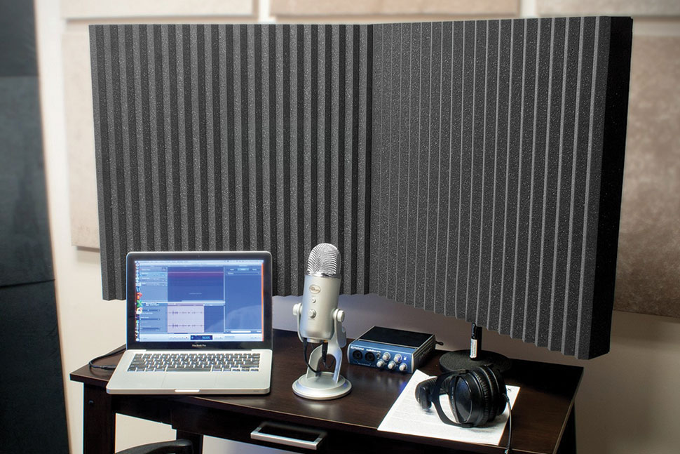 DeskMAX’s two stand-mounted panels absorb sound and prevent reverberations during recording.