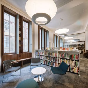 A renovation project included creating a new façade, study spaces on the mezzanine and lower levels, a soundproofed reading room, and a members’ lounge. 
