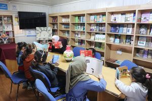 Photo: Refugee children reading